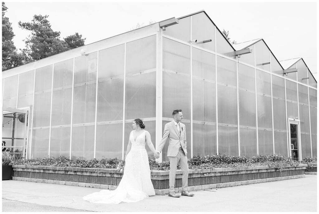 bride and groom, Saugatuck Michigan, spring wedding, tulip bouquet, wedding photos, ivy house venue